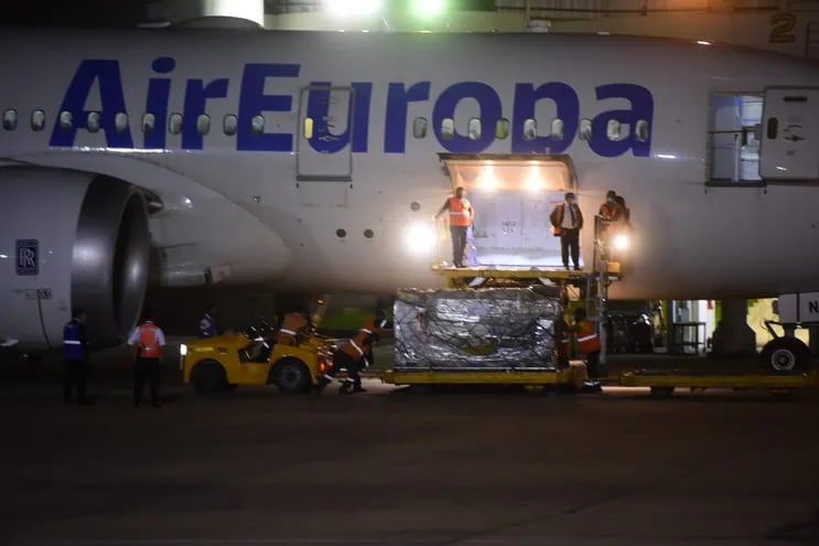 Un lote de vacunas Moderna siendo bajado del avión de AirEuropa, en el aeropuerto Silvio Pettirossi (Archivo).