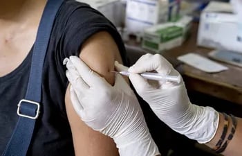 Un enfermero aplica una vacuna anticovid, en Denpasar, Bali, Indonesia. (EFE/EPA)