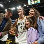 Ashton Kutcher y Mila Kunis con sus hijos Wyatt y Dimitri posan con la jugadora de Indiana Fever, Caitlin Clark, en el Crypto.com Arena de Los Ángeles, California.