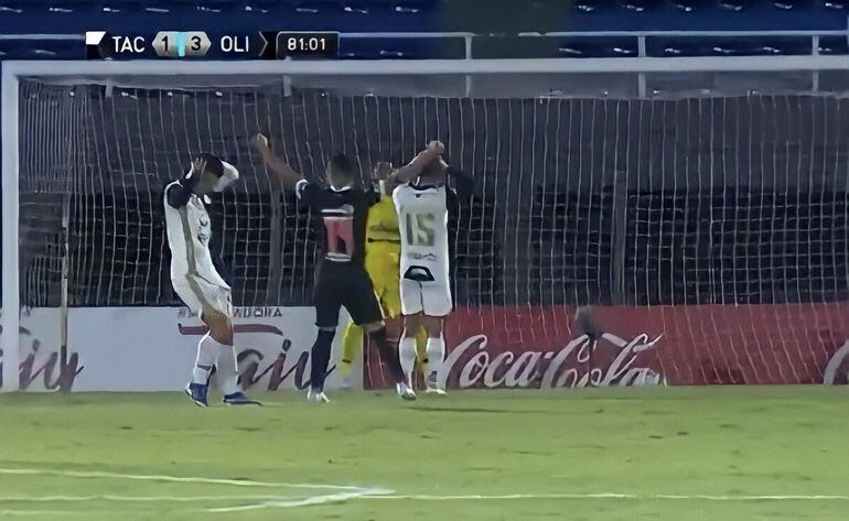 Néstor Giménez, protagonizó un inédito “gol en contra” en el partido ante Olimpia.