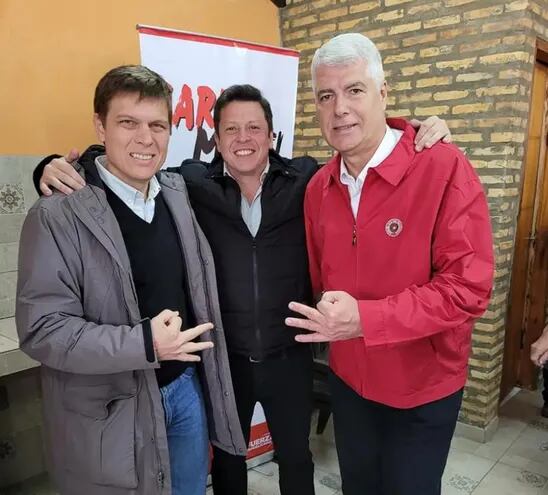 Juan Manuel Brunetti y Arnoldo Wiens con Carlos Morel, presidente de seccional, en campaña proselitista, a quien la directora de una escuela invitó a ser padrino de promoción.