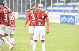 El aregüeño  Roque Florenciáñez (23) marcó el tanto para  agónico  triunfo a Santaní  en Itauguá. (Foto: Deportivo Santaní)