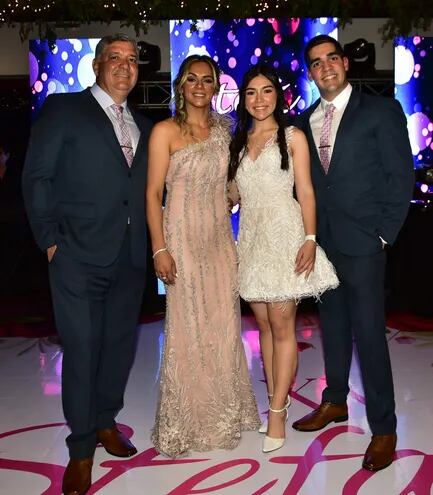 La quinceañera junto a sus padres Cristhian Ferreira y Ana Páez, y su hermano Nicolás Ferreira.
