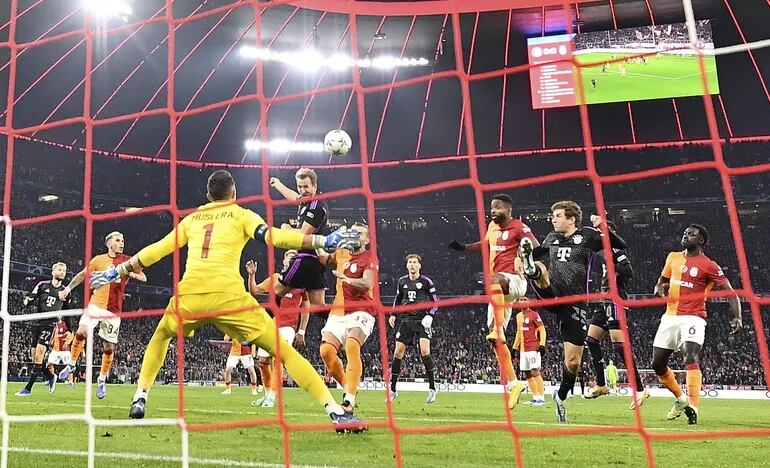 Harry Kane anota con golpe de cabeza el primer gol para el Bayern Munich ante Galatasaray.
