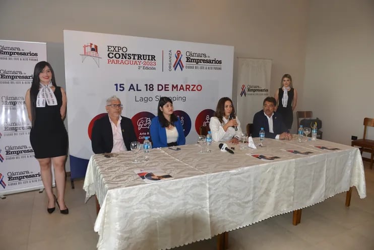 Rigoberto Chamorro, Victoria Torres, Olga Vera de Núñez y Gustavo Fariña en la conferencia de prensa.