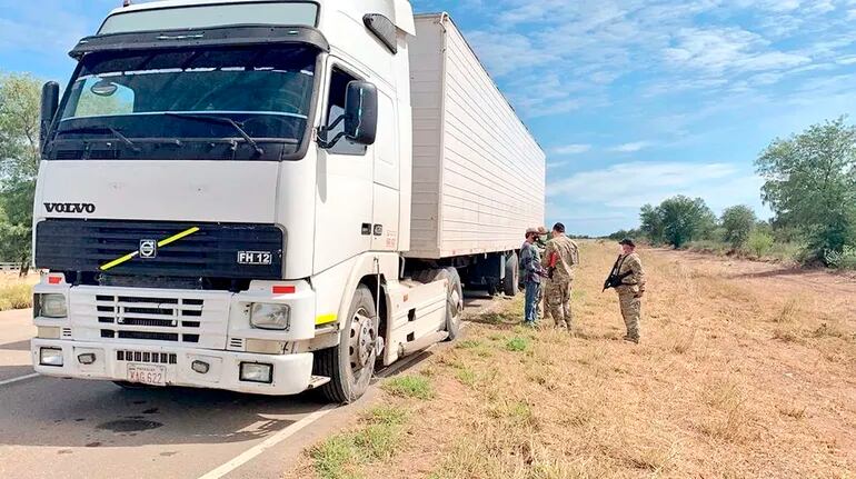 Agentes de la Senad interrogan al chofer del camión retenido ayer cerca de la frontera con Bolivia.