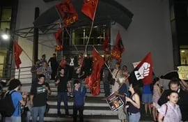 Jóvenes miembros de partidos de izquierda se manifestaron contra Luis Almagro, secretario general de la OEA.