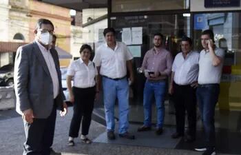 Humberto Rodas (i) acompañado de empresarios del transporte al salir de la reunión con autoridades del Gobierno.