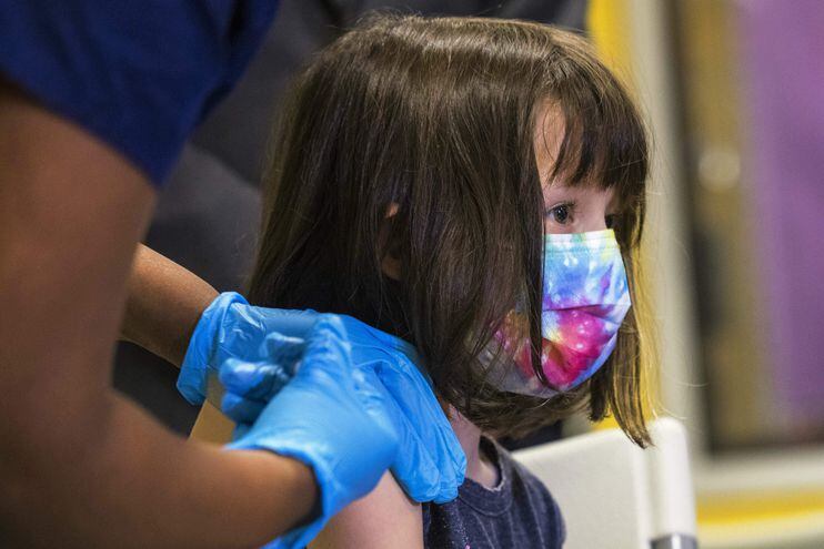 Indiana Chang, 5, recibe una dosis de vacuna contra el COVID-19, en Nueva York.