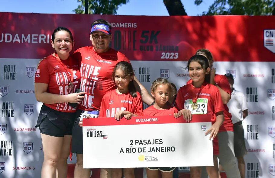 El corredor Gustavo Maldonado, junto a su novia, se consagró ganador del pasaje para dos personas a Río de Janeiro.