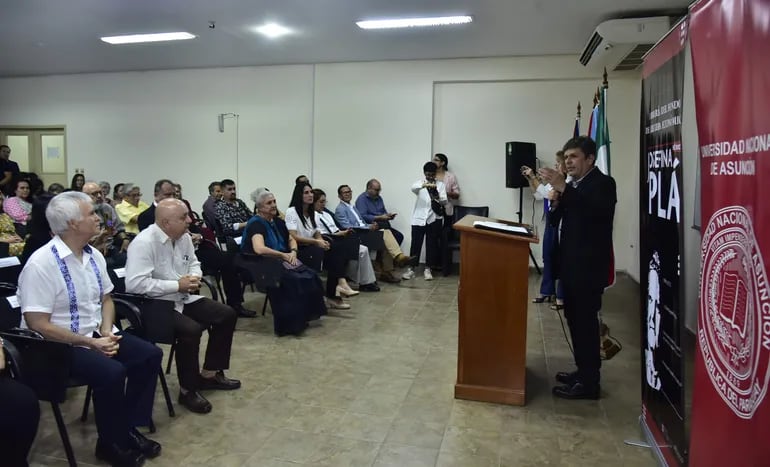Marcos Ybañez, presidente de la Sociedad de Escritores del Paraguay (SEP) durante la presentación de la 24° edición de la Feria del Libro Chacú-Guarani.