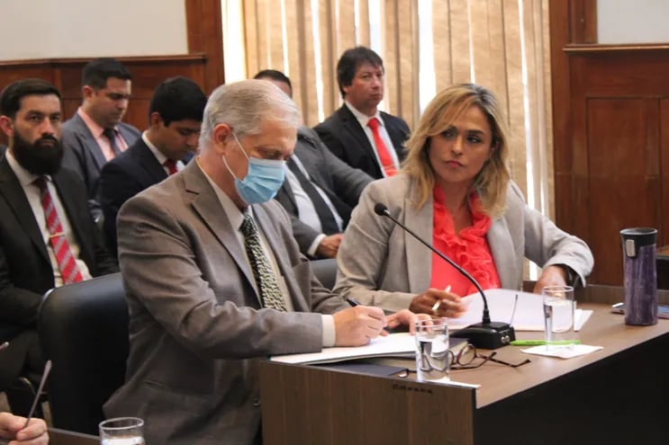La fiscala Stella Mary Cano y el abogado defensor Juan Carlos Mendonca, en el JEM.
