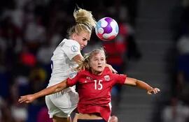 La jugadora inglesa Alex Greenwood cabecea el balón, superando en el salto a la noruega Amalie Eikeland, durante el partido que disputaron ayer en Brighton.