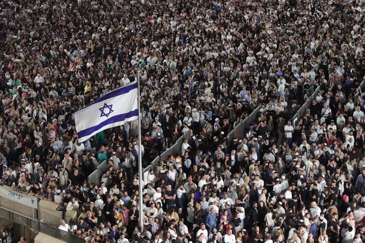 Miles de israelíes se reúnen para rezar antes de la festividad de Yom Kippur en el Muro Occidental de la Ciudad Vieja de Jerusalén, el pasado sábado.