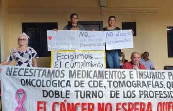 Los pacientes oncológicos durante la manifestación de este lunes.