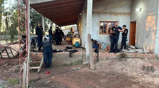 Arsenal incautado tras allanamiento y enfrentamiento en Juan León Mallorquín, Alto Paraná, en busca de asaltantes de bancos.