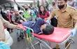 Rescatistas trasladan a una mujer víctima del terremoto de Cianjur (Indonesia).