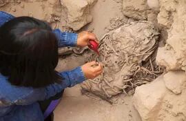 Una arqueóloga trabaja en la región Cajamarquilla donde se produjeron nuevos hallazgos históricos.