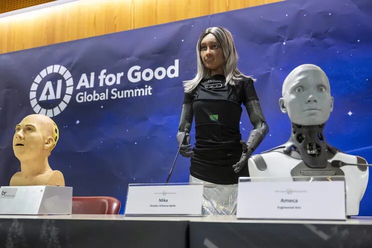 La robot femenina Mika, Ameca, uno de los robots humanoides más realistas del mundo, durante la primera conferencia de prensa del mundo con un panel de robots sociales humanoides habilitados para IA como parte de la Unión Internacional de Telecomunicaciones (UIT) Cumbre mundial AI for Good en Ginebra, Suiza.