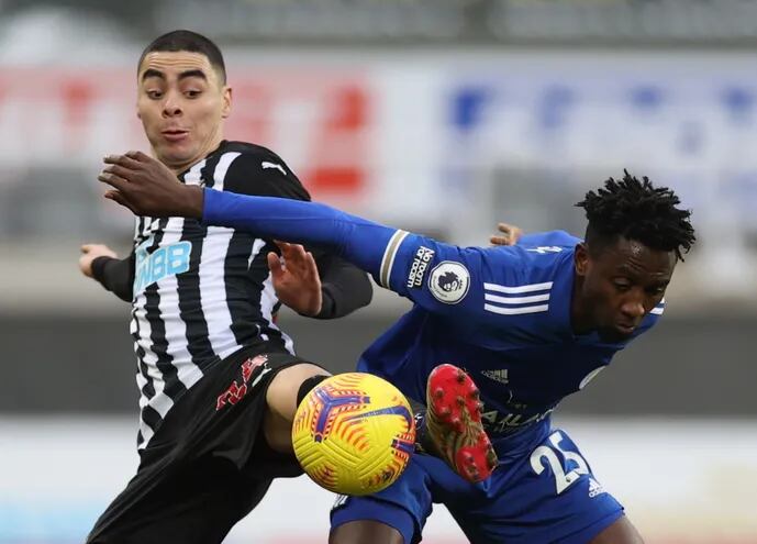 Miguel Almirón intenta conectar el balón ante Wilfred Ndidi, del Leicester.  El Newcastle cumple una discreta campaña en la Premier.