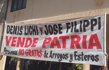 Pobladores de Arroyos y Esteros repudian al gobermador Denis Lichi y al concejal José Filippi