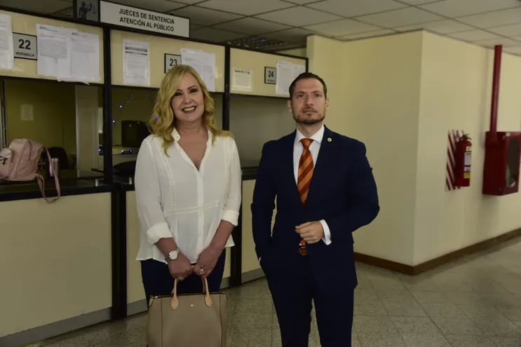 Mercedes Menchi Barriocanal y su abogado Harry Biedermann tras la suspensión de la audiencia de conciliación con Juan Vera por querella