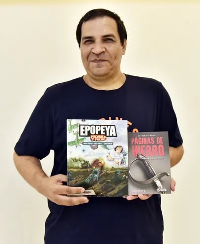 Javier Viveros muestra su libro lanzado recientemente.