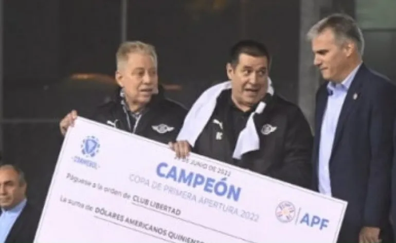 Rubén Di Tore y Horacio Cartes, tras la consagración de Libertad en el Torneo Apertura 2022.