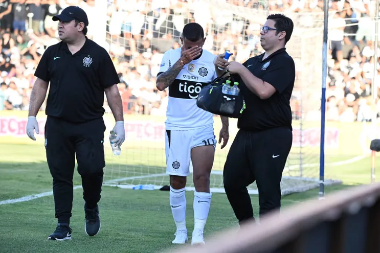 Derlis González, delantero de Olimpia, durante la salida del campo a causa de una dura lesión en la rodilla izquierda durante el clásico con Libertad en el Manuel Ferreira por la octava jornada del torneo Apertura 2023 del fútbol paraguayo.