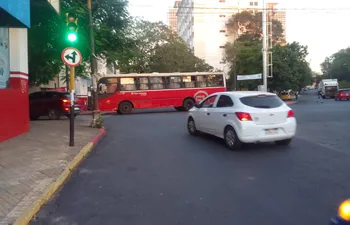 El ómnibus "chatarra" de la Línea 27 bloqueó la bocacalle de Luis Alberto de Herrera, en su intersección con Brasil, obligando a los automovilistas a desviarse de su trayecto.