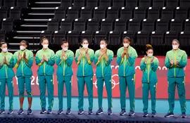 Jugadoras de Brasil posan con la medalla de plata durante la ceremonia de premiación de voleibol femenino en los Juegos Olímpicos 2020, este domingo en la Arena Ariake de Tokio (Japón).
