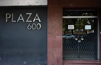 El edificio Plaza 600, ubicado en Eusebio Ayala N° 600, se encuentra cerrado para precautelar evidencias y en espera de una intervención fiscal, se reportó.