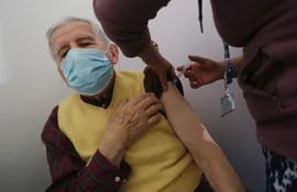 Un adulto mayor recibe una dosis de refuerzo de AztraZeneca, en un centro de vacunación contra la covid-19, en Santiago (Chile). El país experimenta este mes un rebrote de casos.