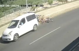 Vehículo que atropelló a dos ciclistas que circulaban por la Costanera de Asunción.