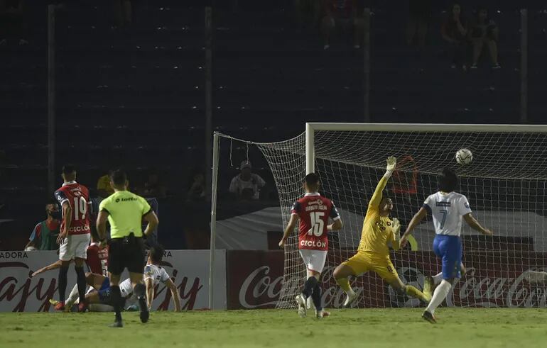 El gol de Enrique Borja, quien se adelanta a los defensores para vencer la resistencia de Jean.