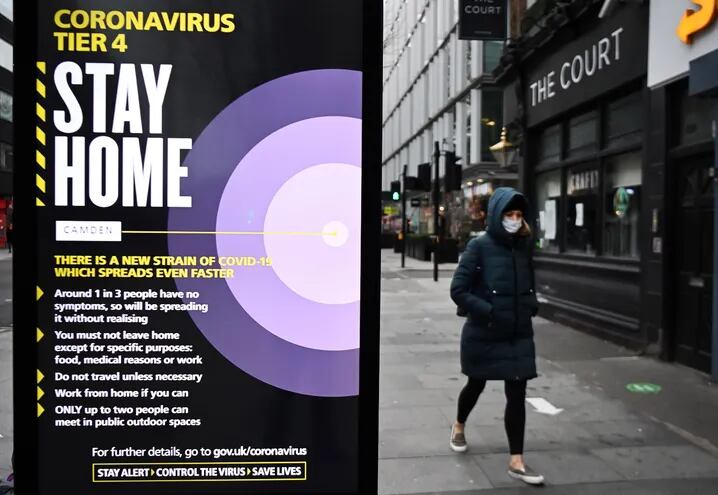 “Coronavirus nivel 4. Quedarse en casa”, reza un cartel en una calle de Londres.