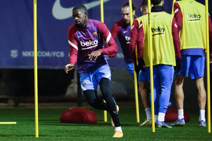 Ousmane Dembele (i), durante el entrenamiento del plantel del Barcelona en la Ciudad Deportiva la ciudad de Barcelona.