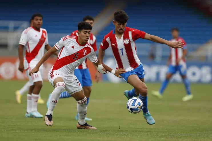 El goleador albirrojo,  Diego González, intenta dejar atrás la marca del volante peruano Gonzalo Aguirre.
