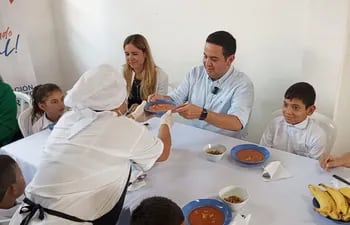 El gobernación de Central, Ricardo Estigarribia compartió el almuerzo con los estudiantes y garantizó el alimentó, junto al desayuno y merienda durante todo el año.