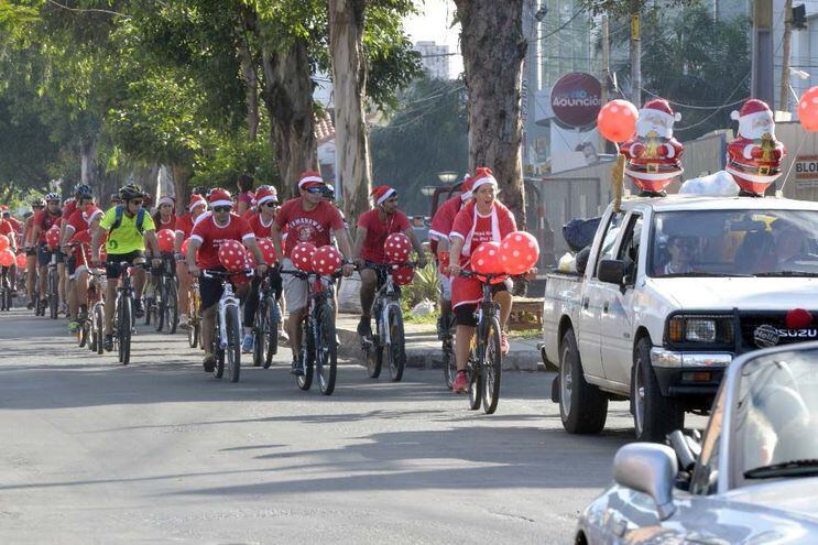 Los 24 de diciembre, Nelson Fernández organizaba una caravana a la que había bautizado "Papa Noel en bicicleta", para salir a repartir regalos a los niños vulnerables.