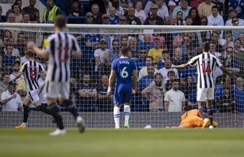 Anthony Gordon de Newcastle (L) anota 0-1 durante el partido de fútbol de la Premier League inglesa entre Chelsea FC y Newcastle United, en Londres, Gran Bretaña, el 28 de mayo de 2023.