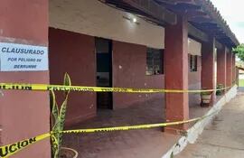 Dos pabellones de tres salas y una biblioteca se encuentran clausurados en el colegio Nacional Pai Ñu de la ciudad de Ñemby por peligro de derrumbe.