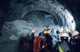Rescatistas trabajan contrarreloj para salvar a unos 40 obreros atrapados en una construcción de un túnel.  (AFP)
