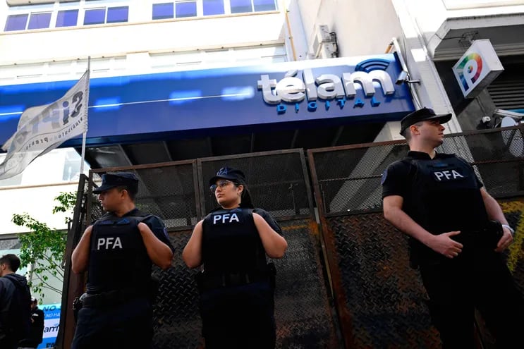 Miembros de la Policía Federal Argentina custodian la sede de la agencia estatal de noticias Telam en Buenos Aires el 4 de marzo de 2024. Las oficinas de Telam fueron cerradas y custodiadas por la policía el lunes después de que el presidente argentino Javier Milei anunciara el viernes pasado el cierre de la agencia de noticias.