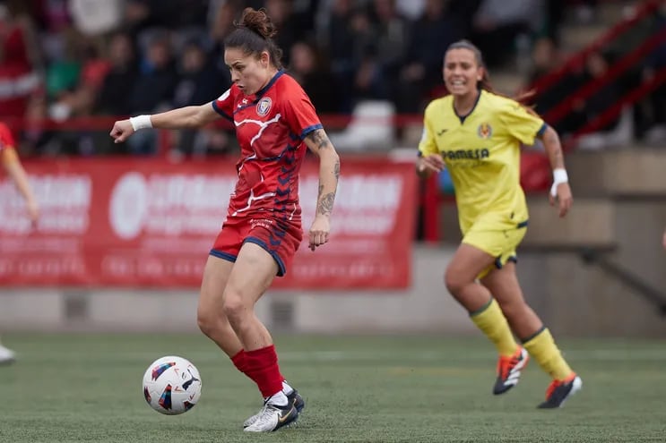 Jessica Dahiana Martínez Villagra, 24 años, patea el balón para anotar el gol del empate del equipo de  Levantes Las Planas.