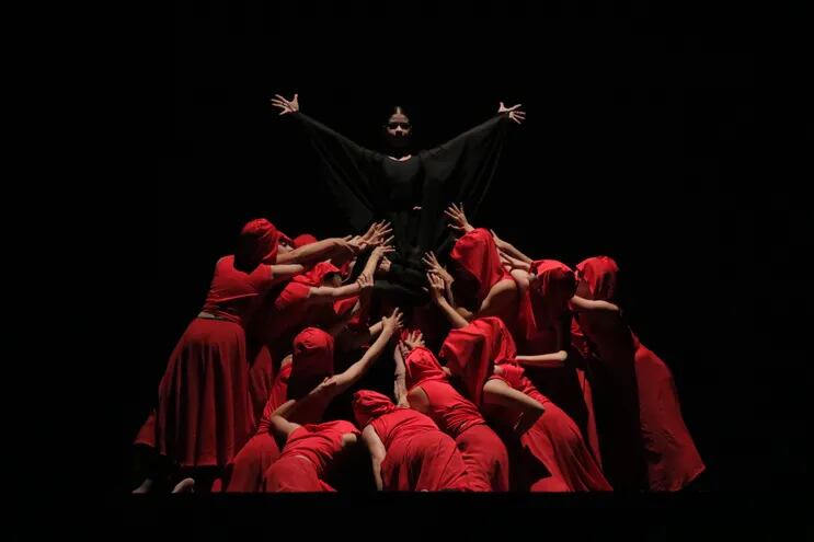 Una de las escenas de la puesta "Carmina Burana", que se presentará durante dos días en el Teatro Municipal "Ignacio A. Pane".