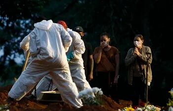 El cuerpo de una persona fallecida por covid-19 es enterrado en el cementerio Vila Formosa de Sao Paulo, Brasil.
