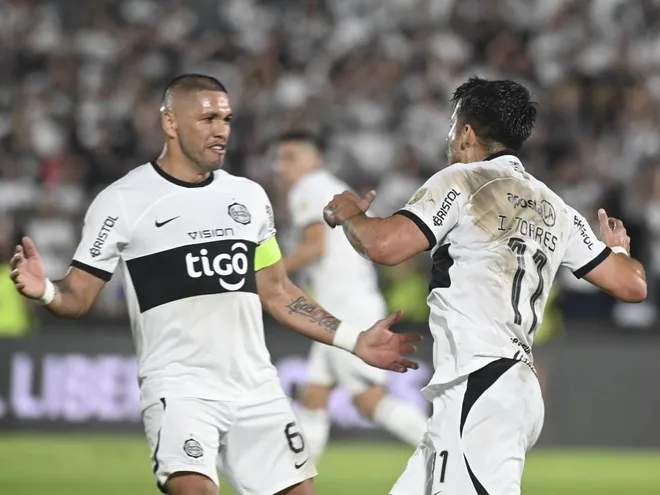 Richard Ortiz (i) e Iván Torres (d), jugadores de Olimpia, festejan un gol contra Flamengo en la vuelta de los octavos de final de la Copa Libertadores 2023 en el estadio Defensores del Chaco, en Asunción.