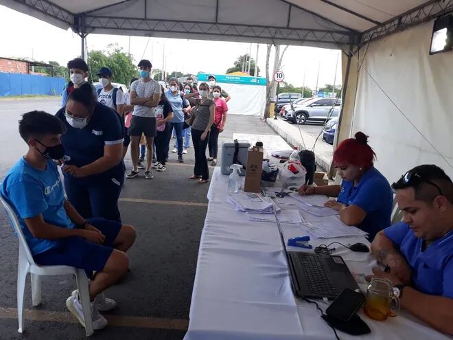 Hoy se dio un aumento de jóvenes que se acercaron a recibir la primera dosis en los vacunatorios de San Lorenzo.