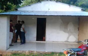 Investigadores en la vivienda donde falleció el sargento Waldino Aguayo, en Yasy Cañy.
